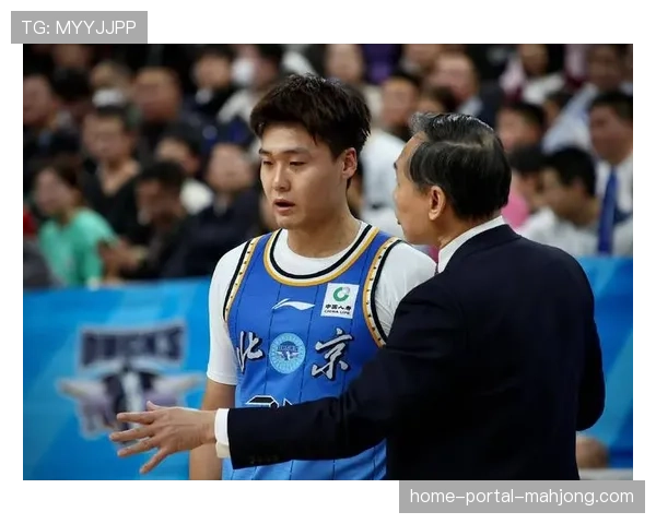 特写：赵睿重返乌鲁木齐受球迷欢呼，但率新疆队击败老东家取得关键胜利